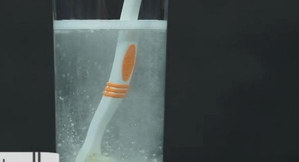 解救懒癌晚期的洗衣神器！衣服泡一泡就干净，白衬衫也不用死命搓