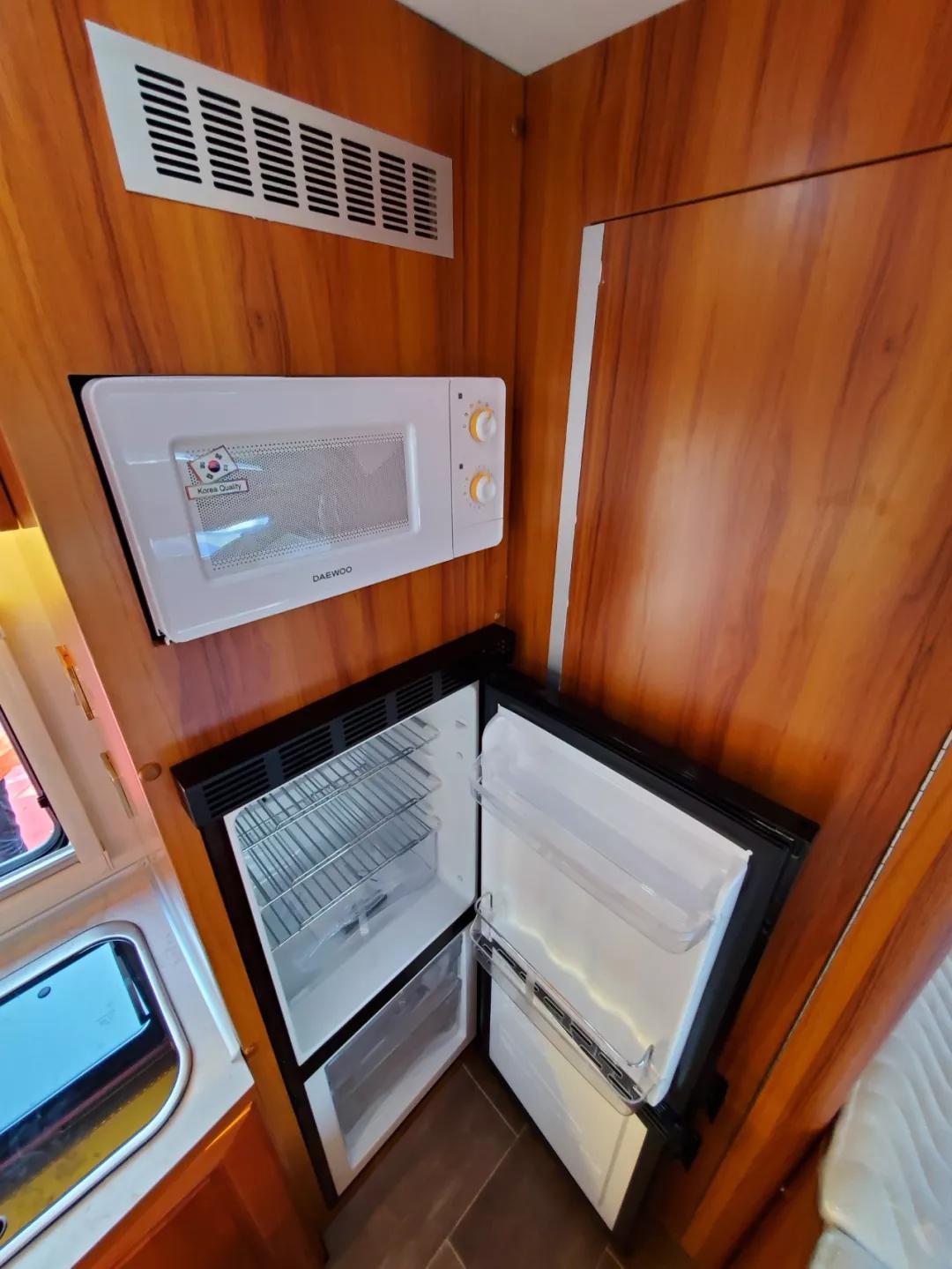 骏驰依维柯c型纵置床房车,2.98米的子母床c型依维柯房车