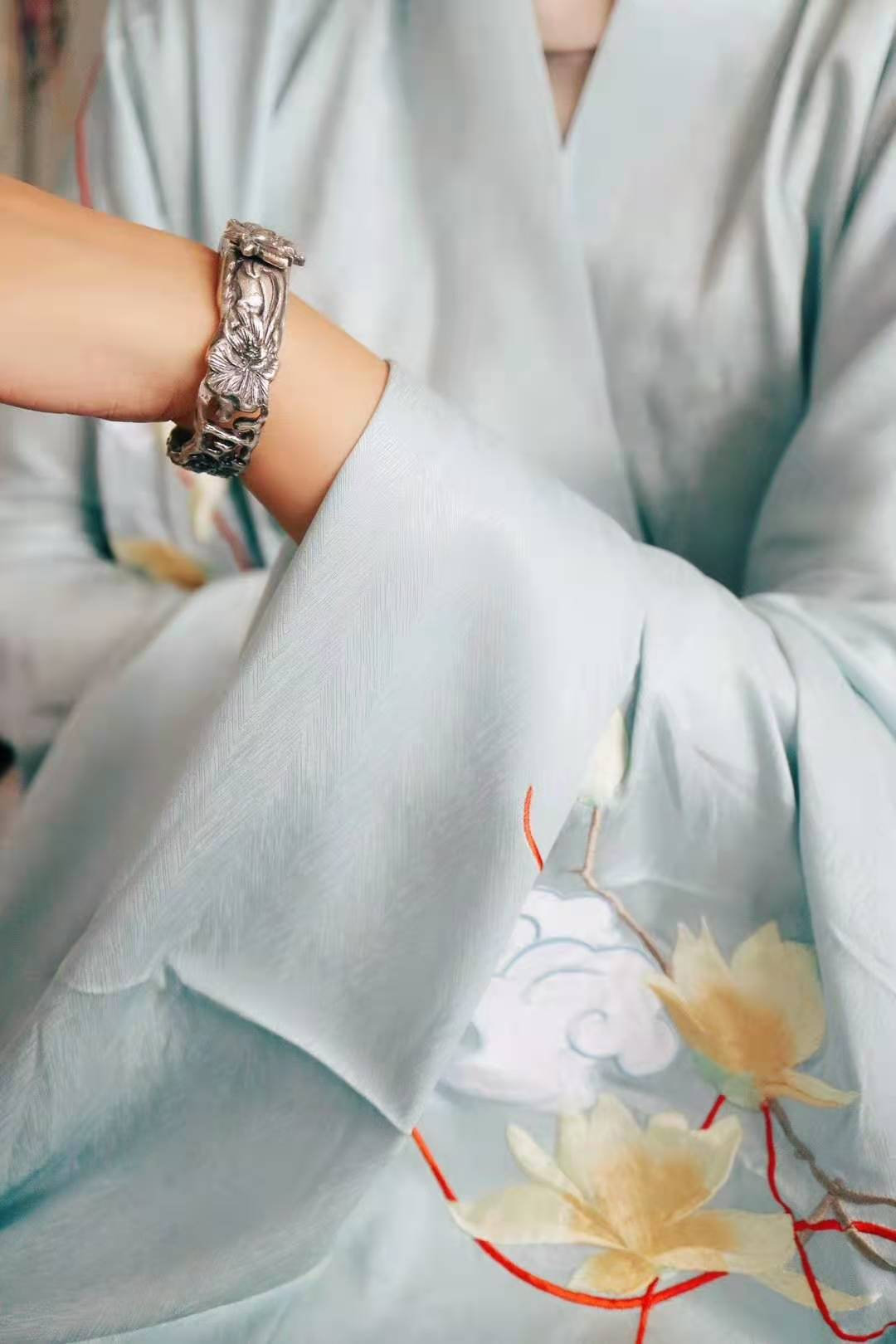 白底青手镯适合多大年纪戴,小圆条手镯适合什么年纪的人