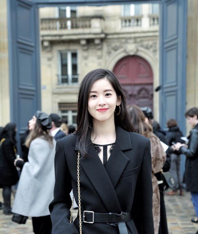 章泽天西装穿搭,章泽天出席晚宴穿金丝绒晚礼服