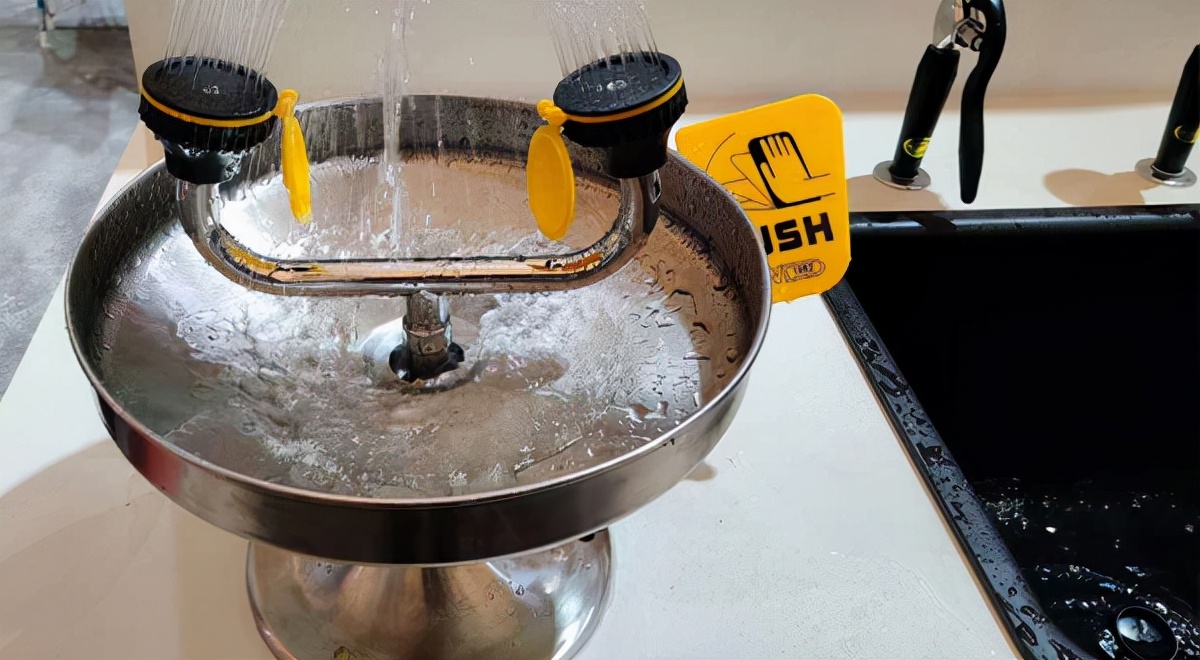 喷淋洗眼器的使用方法,洗眼器的使用如何防止严重伤害