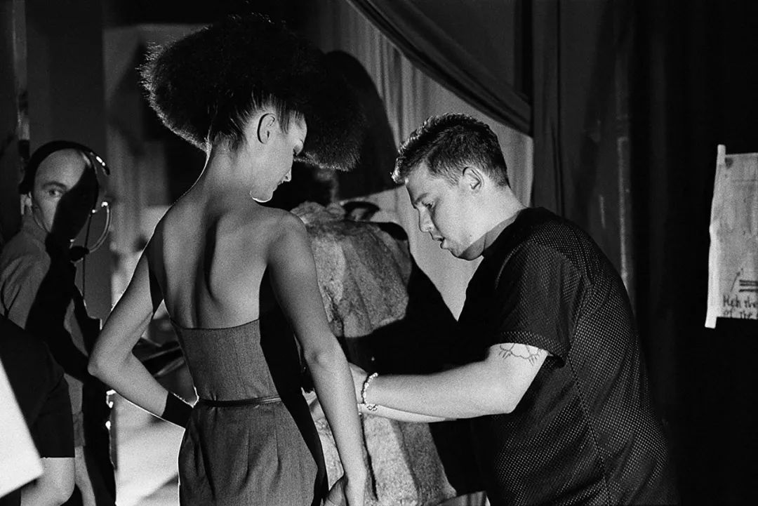 麦昆在时尚界的地位,时尚鬼才麦昆