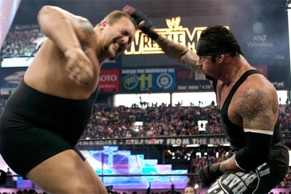 送葬者淘汰巨石强森和大秀哥,wwe送葬者大秀哥