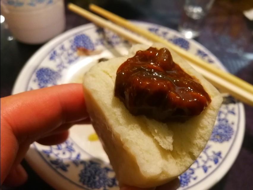 深夜郑州8男2女躲在花园路北环桥头,吃丹江翘嘴鲌,喝方城木瓜酒