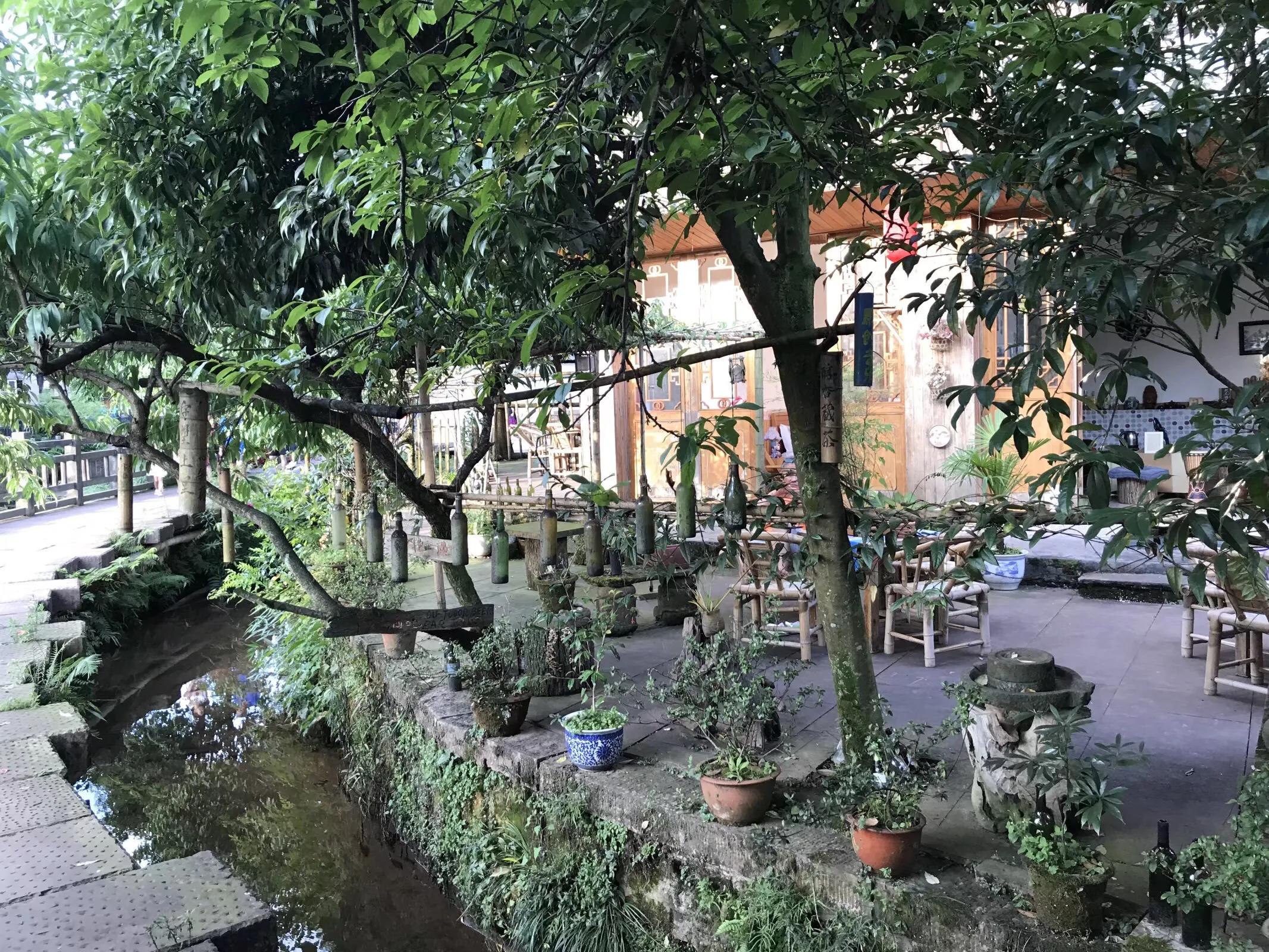 两水夹明镜双桥落彩虹全诗,有山有水不潮湿的避暑胜地