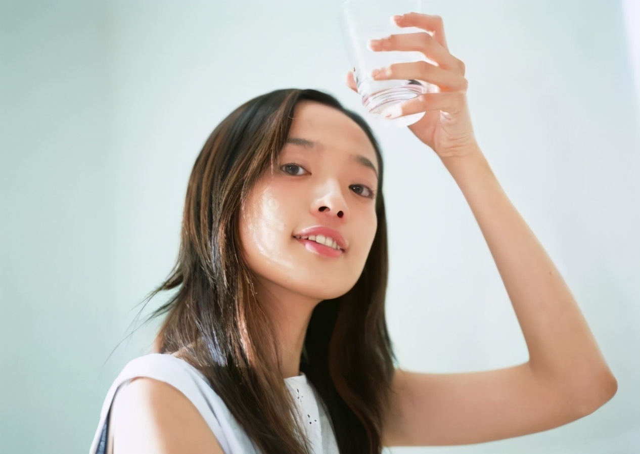 女人过了40岁年轻不显老的小技巧,40岁黄脸婆用什么护肤