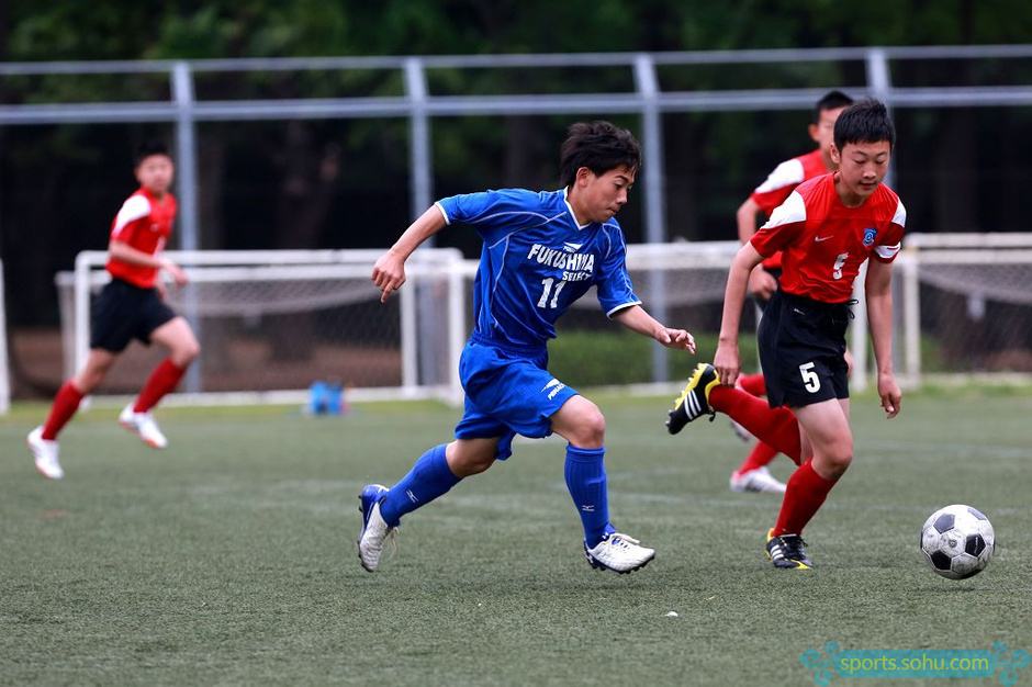 既然体育课总要上的，为什么不能让学生踢足球呢？