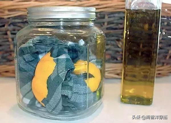 白衣服发霉怎么恢复原色,白衣服发霉了怎么洗得干净