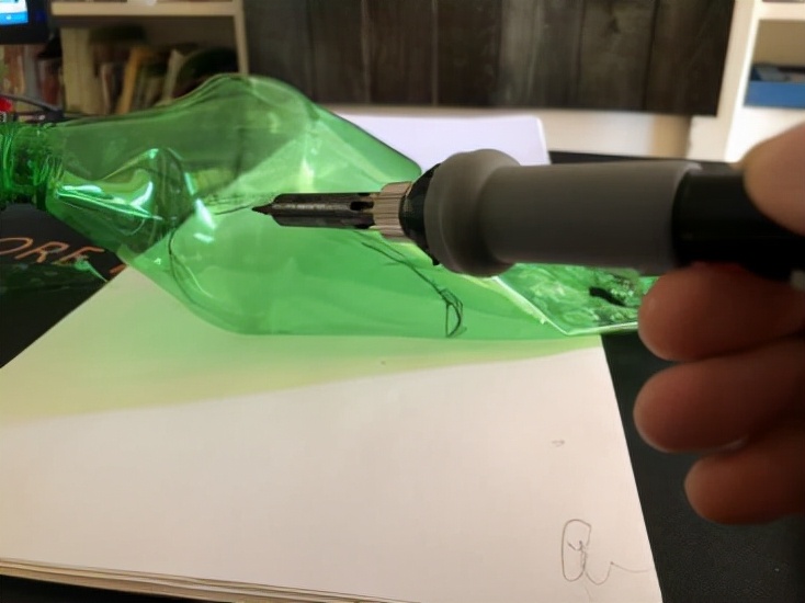 废物利用手工假山鱼缸,矿泉水瓶废物利用养金鱼