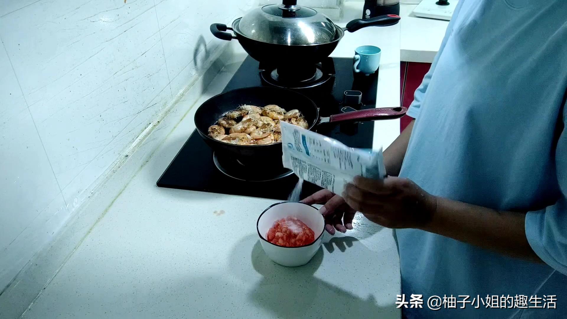 番茄油焖大虾正宗做法,油焖大虾家常做法虾肉鲜嫩又入味