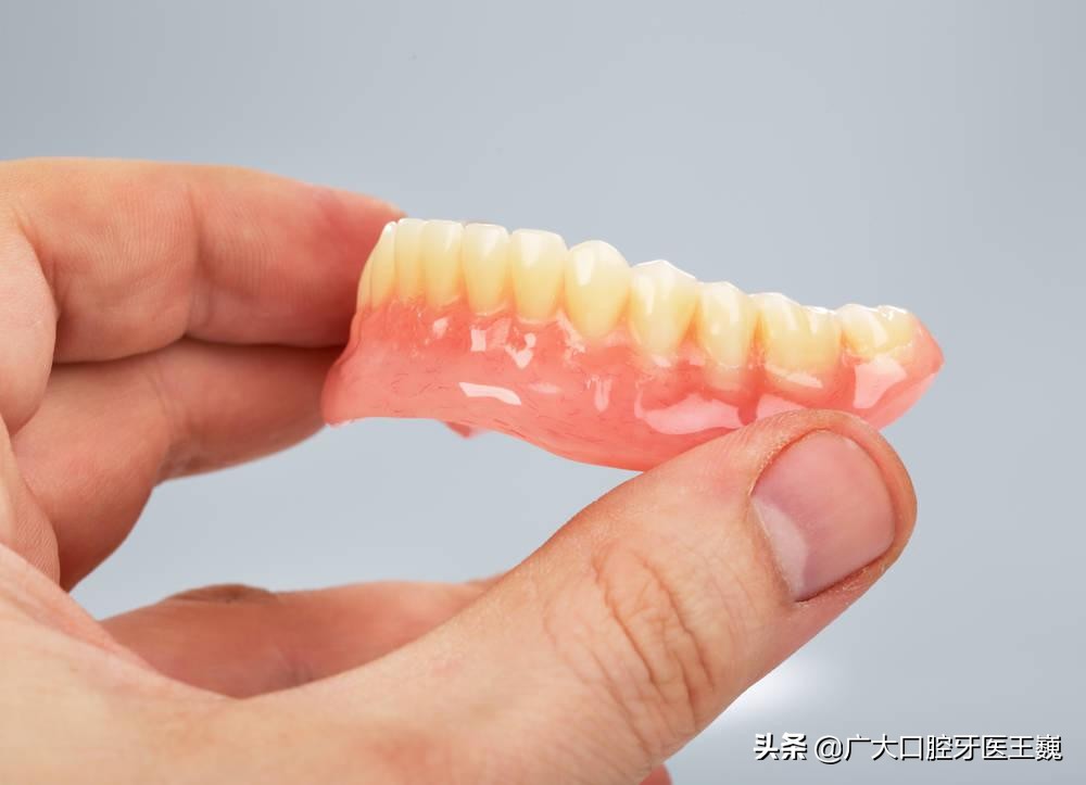戴活动假牙的老年人！做好这几点，假牙不再有异味