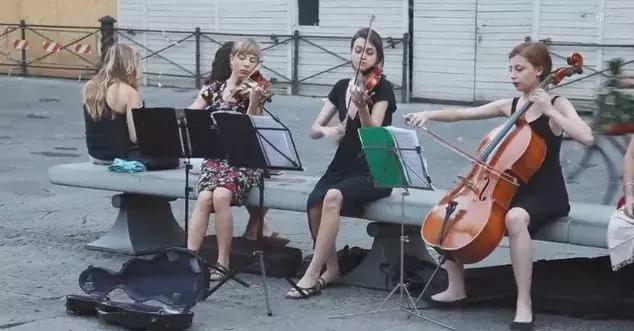 诗人或流浪者,街头艺人是一种什么生物?