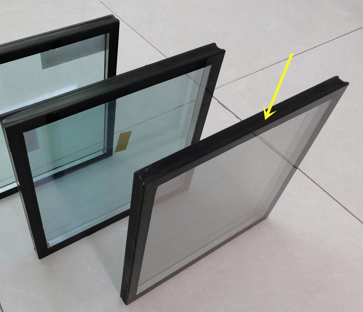 封阳台玻璃选高透还是低透,封阳台用的玻璃好坏有什么差别