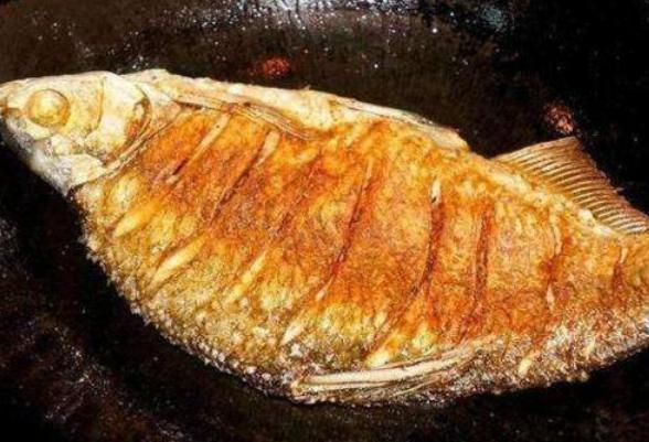 煎鱼总粘锅，别再怨锅了，大厨教你3个技巧，不粘锅不破皮，管用