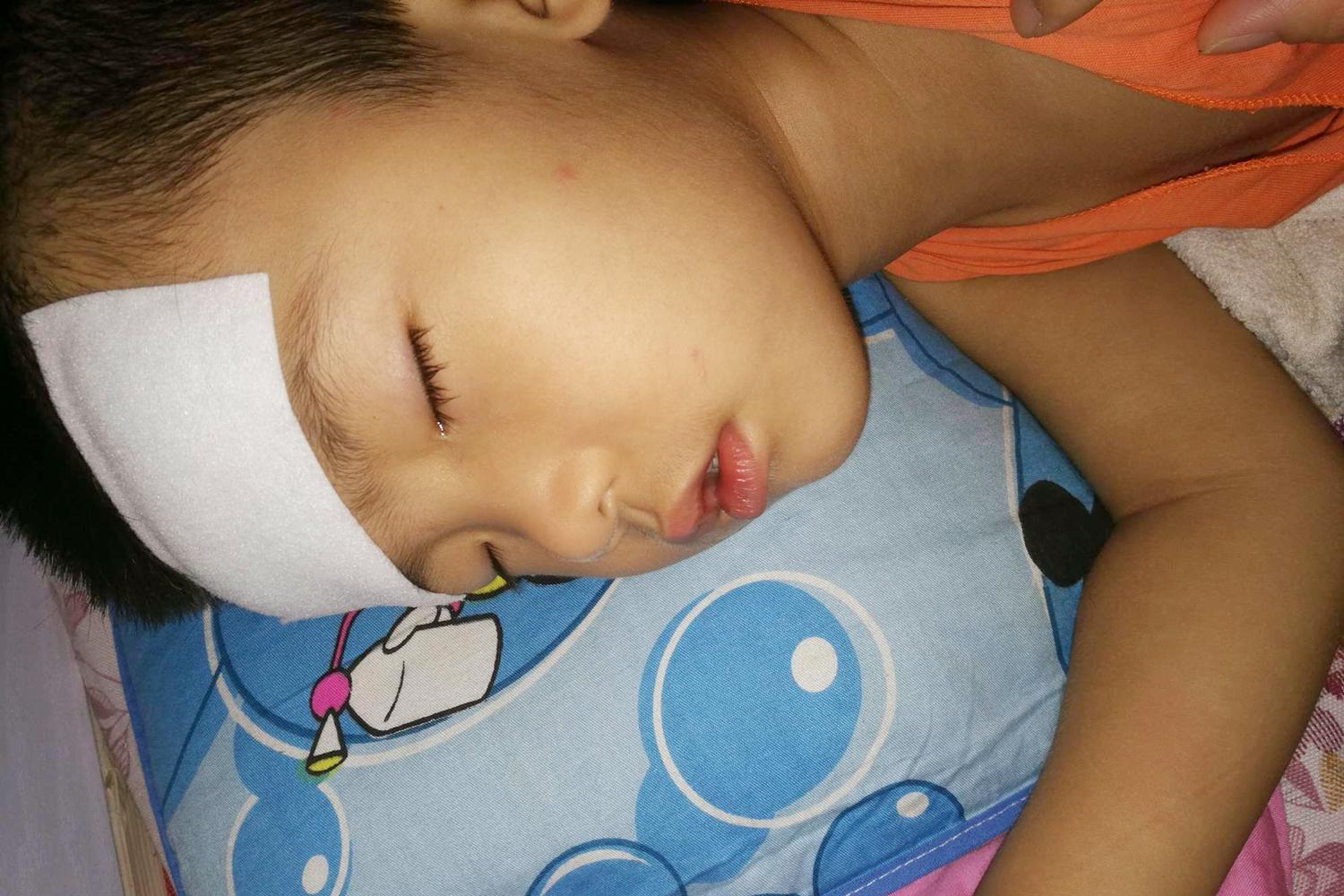 2岁宝宝高烧休克生命垂危,2岁宝宝高烧妈妈不管