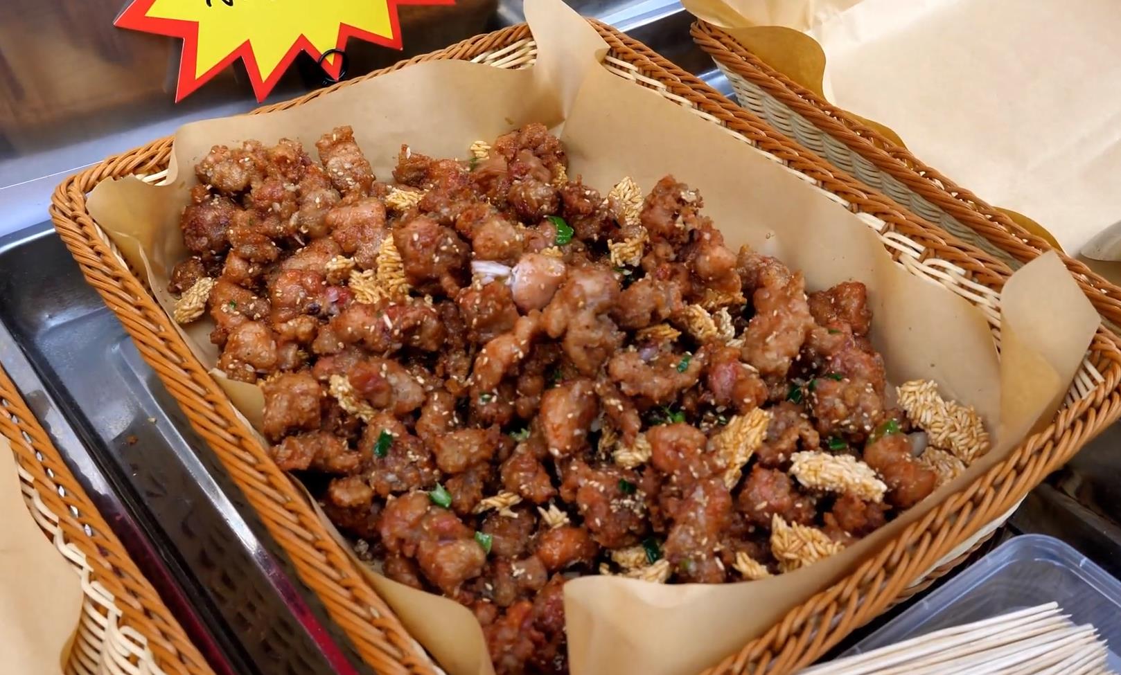 陕西小伙卖炸鸡日卖两万,小伙卖炸鸡每月收入10万元