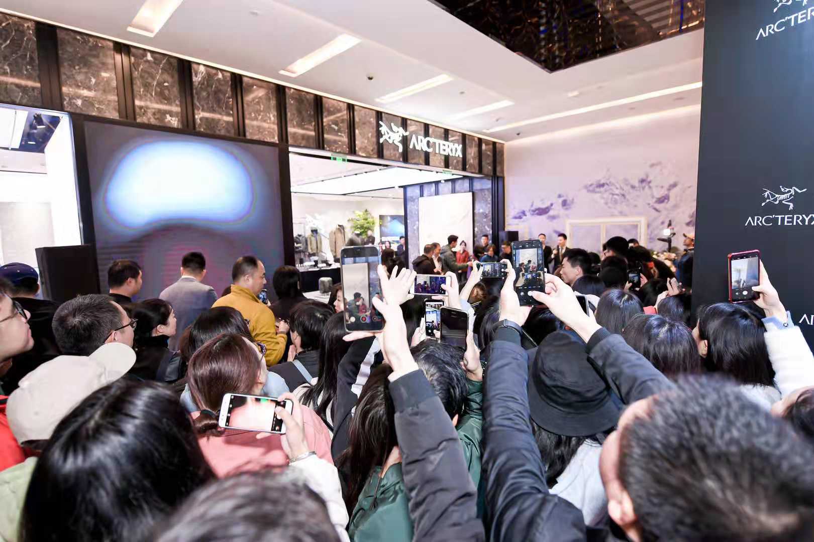 李佳琦和徐正溪一起买菜？“户外爱马仕”始祖鸟这回玩的超硬核