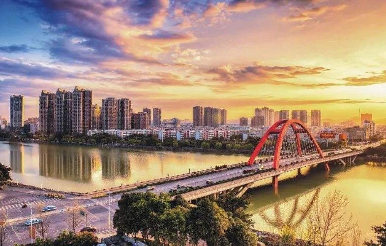 德阳离成都近的县城,德阳市哪个市离成都最近