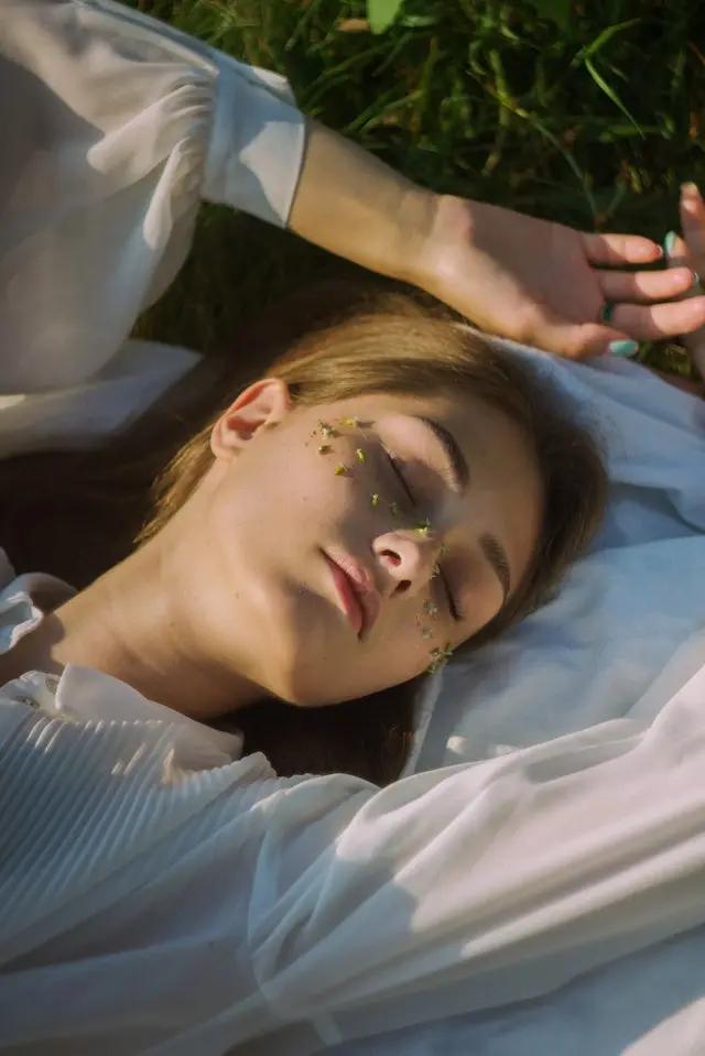 敏感肌怎么护肤才能不长痘,脸上抹护肤品容易长痘