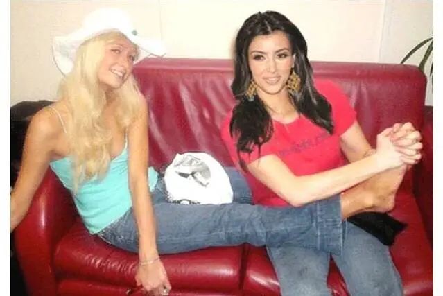 名媛卡戴珊,卡戴珊给希尔顿拎包照片