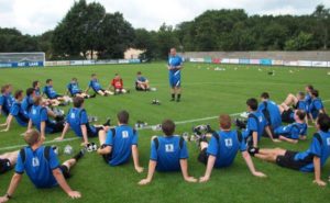 俱乐部球员怎么训练,俱乐部里面怎么训练的