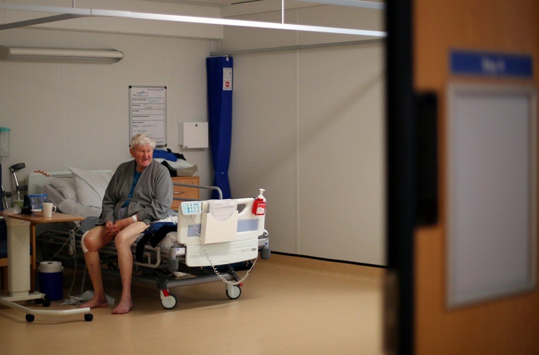 手机上网隔空看诊?英国具争议性的“远距医疗”