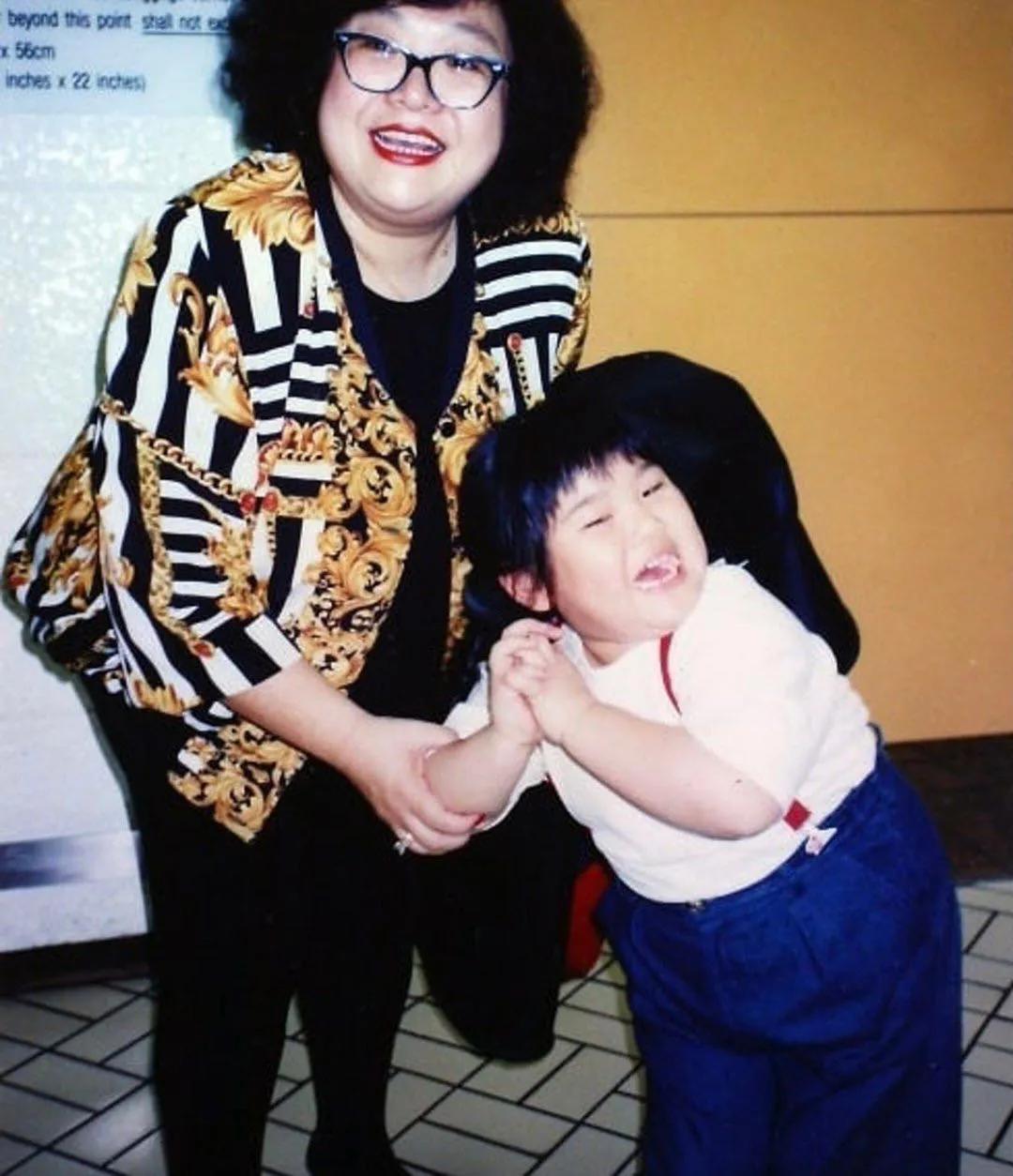 沈殿霞追思会上郑欣宜替父亲解围,郑欣宜已经继承肥姐遗产了吗