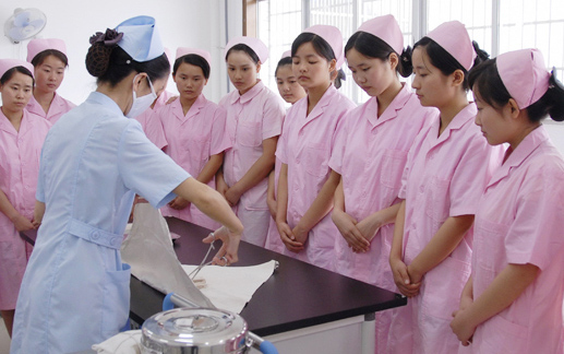 揭阳卫校读什么有前途,初中毕业男孩读卫校有前途吗