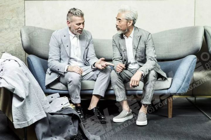 老头滑滑板视频,白胡子老头玩滑板