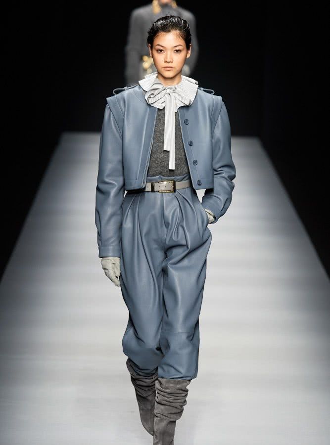 宽松裤子塞到靴子里的穿搭,最时髦的裤子配靴子