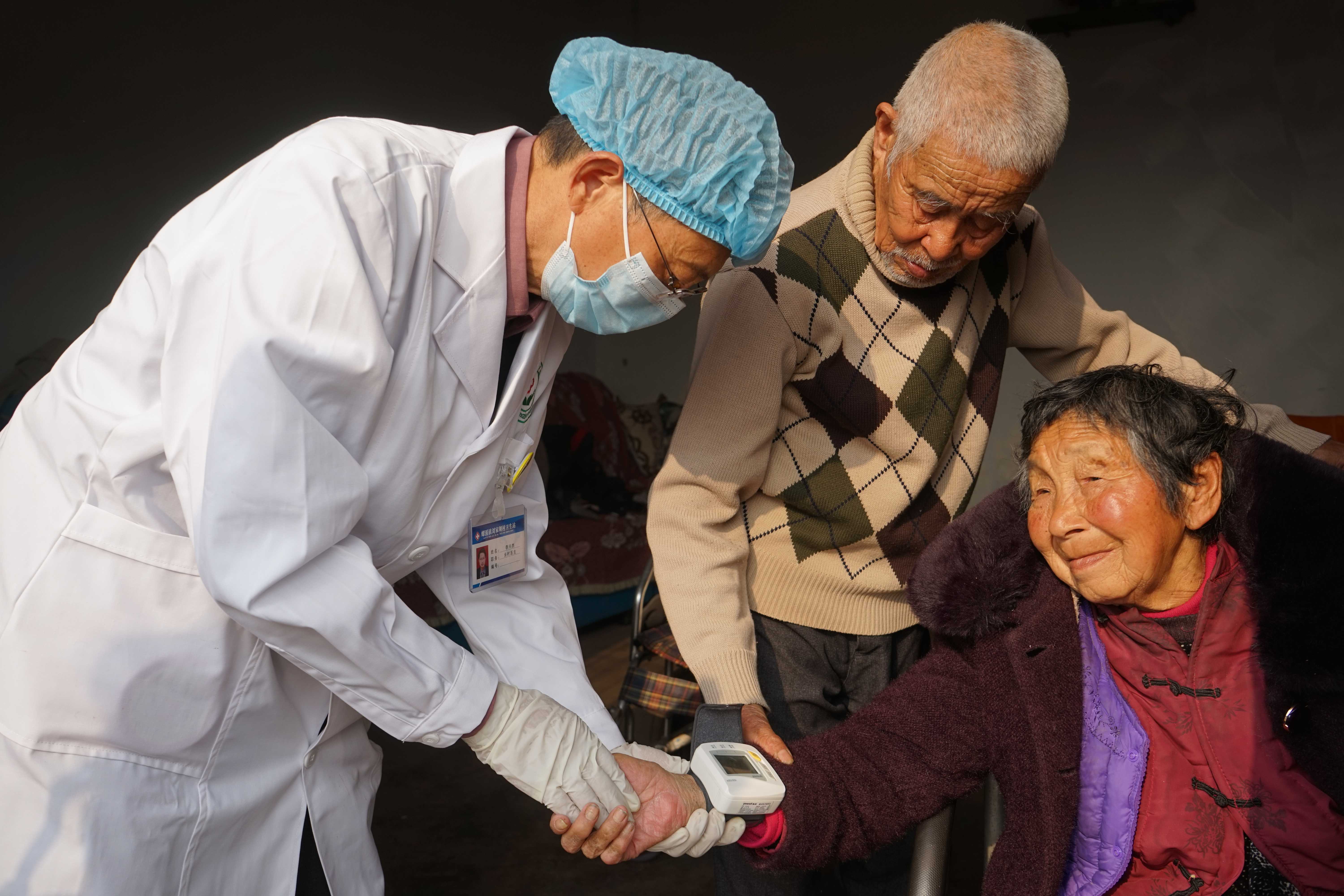 新春走基层家庭医生的节前守候,乡村医生李荣坚为村民的健康护航