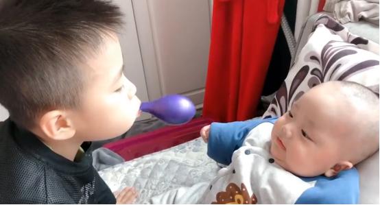 哥哥给弟弟示范吹气球，把气球“吹”跑了，网友：弟弟的笑真治愈