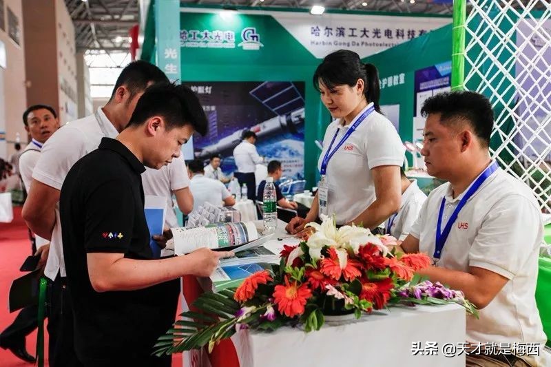 火辣辣的重庆教育装备展哗啦啦的恰好时校园智能足球场！