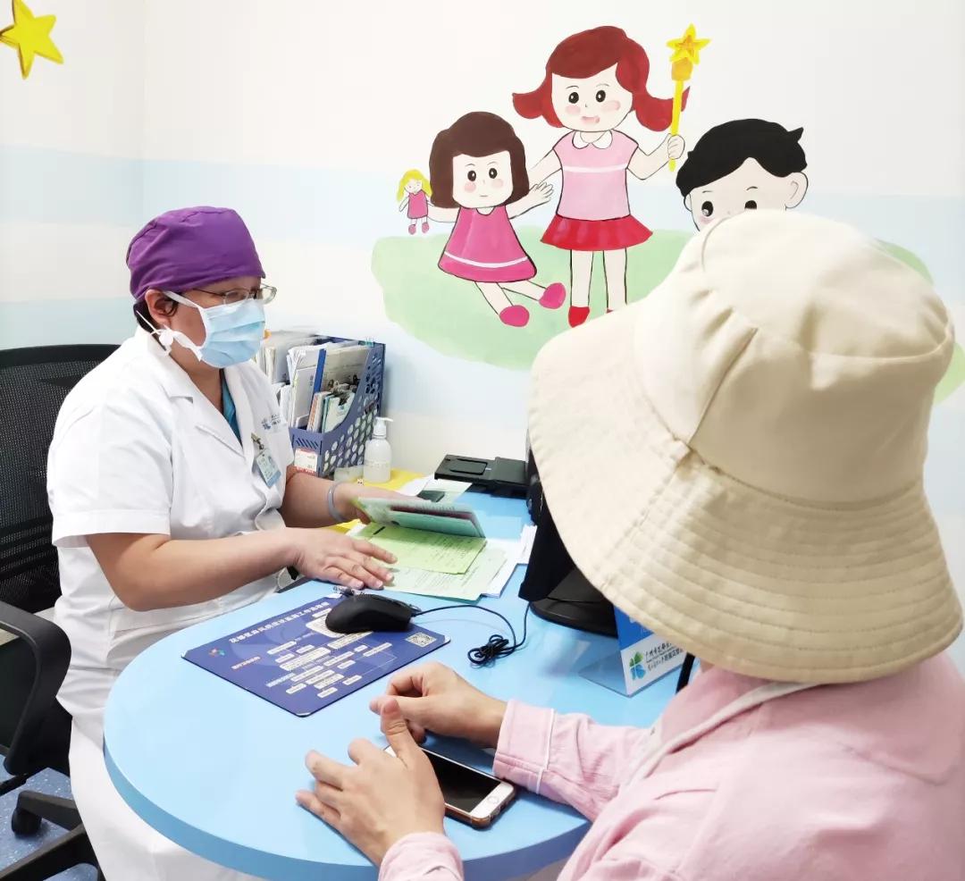 宝宝脖子歪向一边长大会自己好吗,小孩突然脖子歪一边痛什么原因