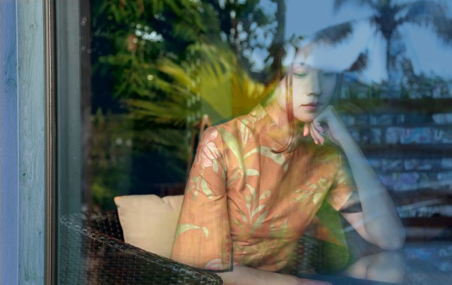 她的香云纱，是自然成长的衣服