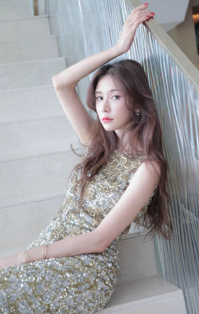 林志玲穿深v吊带连衣裙凹造型,林志玲印花黑裙端庄优雅