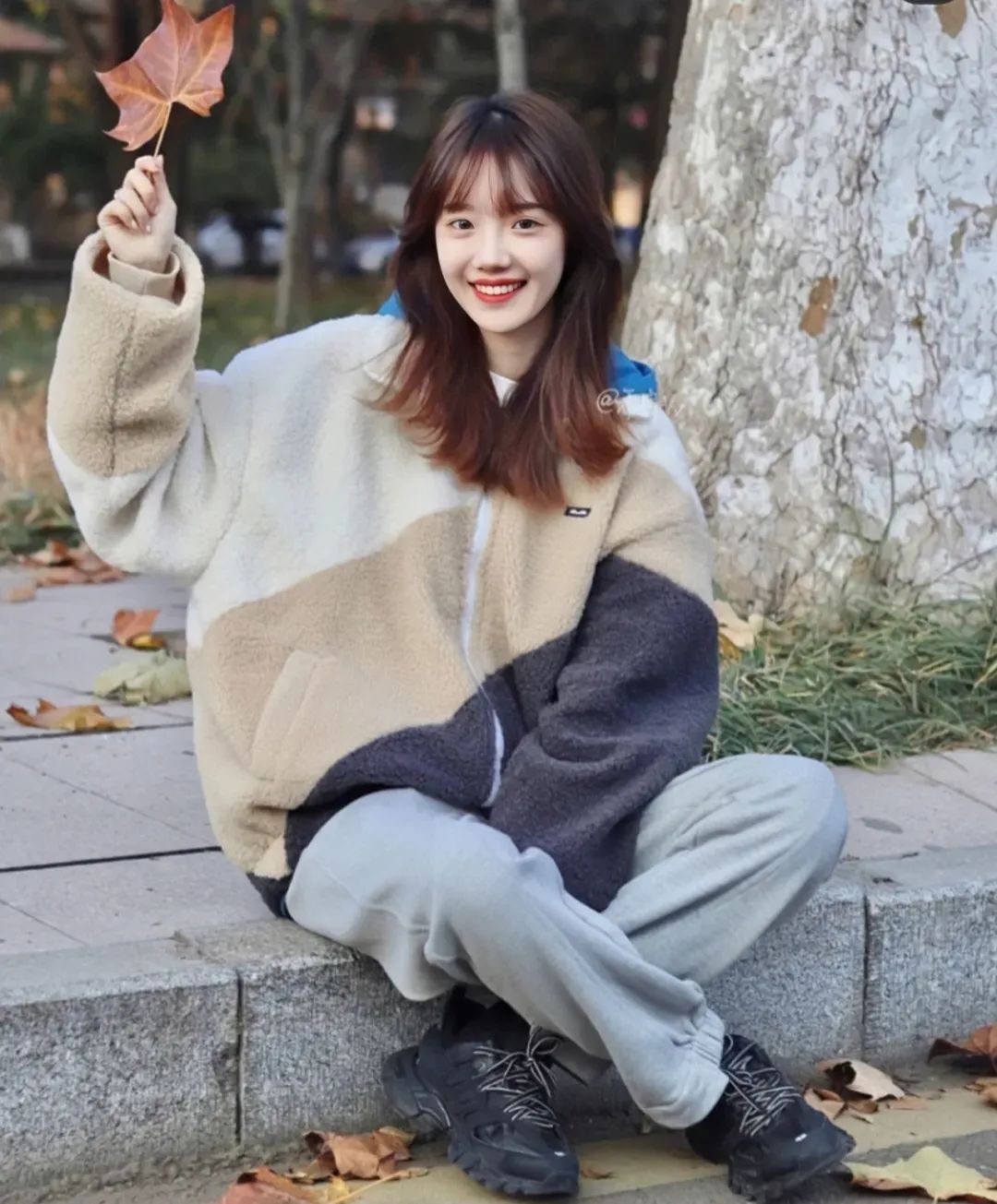 2021网红爆款发型短发戴狗啃刘海,头发2020流行发型显脸小