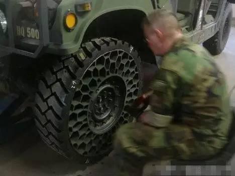 我国出产的*用军**轮胎,材料比钢强6倍,被*药炸**轰穿后能行驶71公里