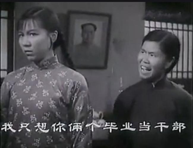 她的一蹦三尺高引发满堂喝彩,让毛主席哈哈大笑,并加以趣味点评