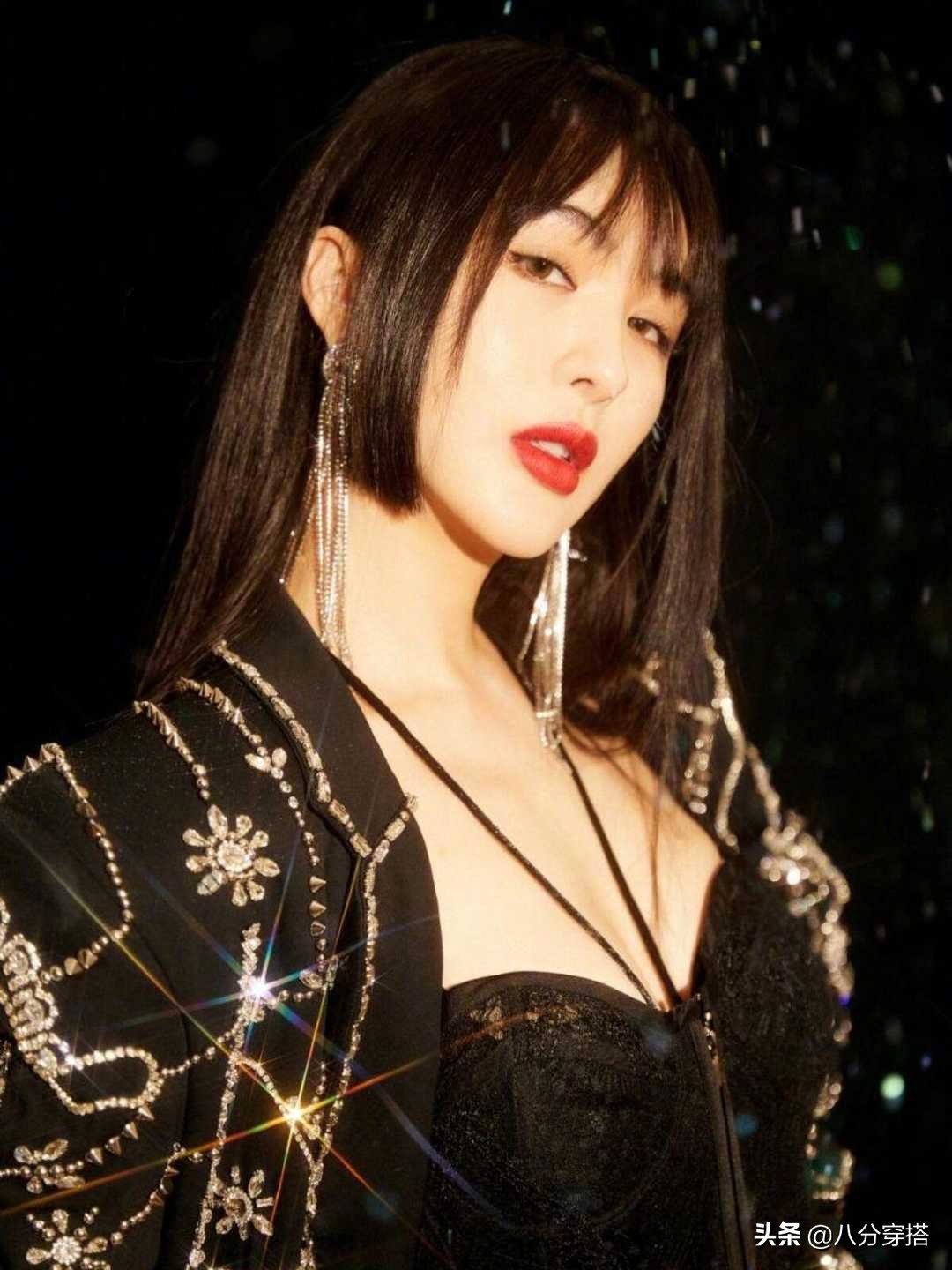 李菲儿太懂“时尚”，黑色垫肩西装配吊带潇洒利落，又美又飒