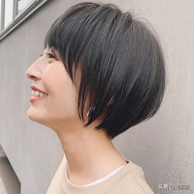 最新短发气质洋气女,女性头发稀疏适合的短发40岁左右