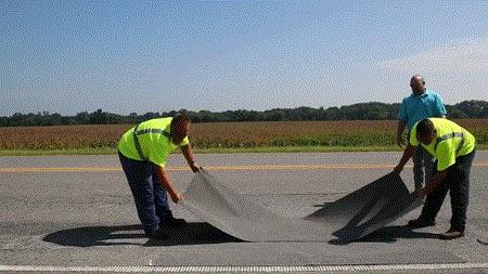 修马路不灌水泥,美国人直接用胶布,这是什么“智障”操作?