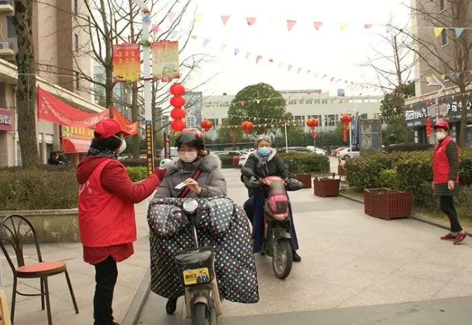 奋战在抗疫一线巾帼英雄们,坚守在疫情防控一线的勇士们