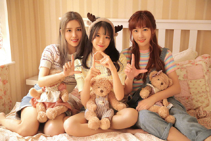 LOL解说小苍微博晒照，与骆歆Rita同框比美，网友：苍姐确实老了