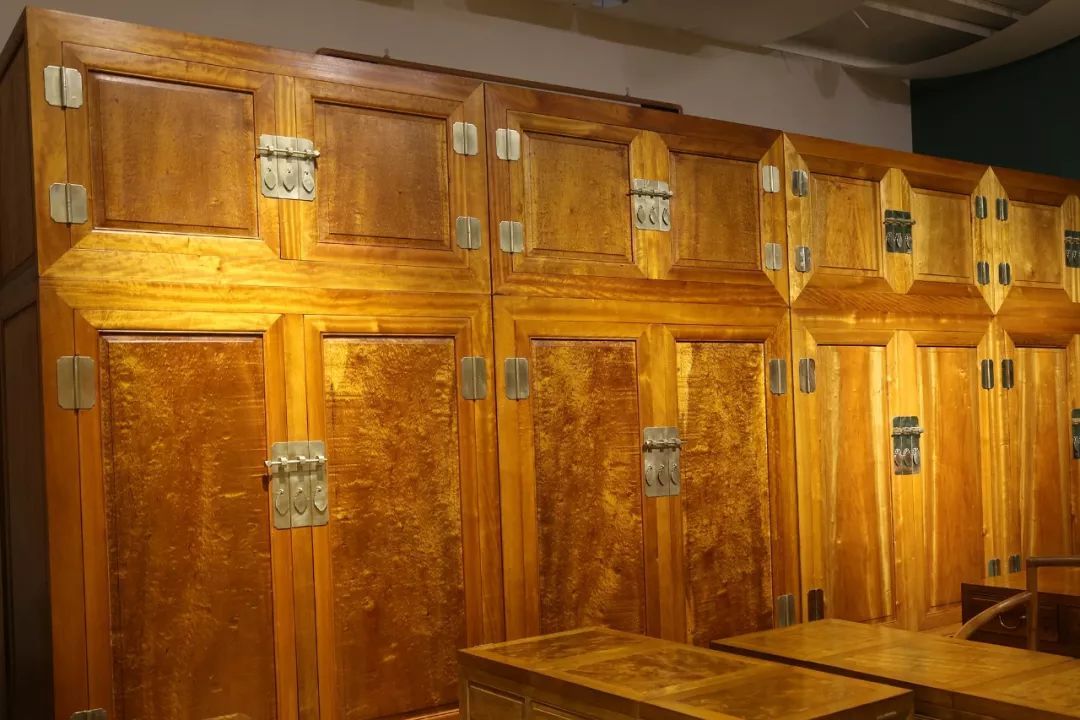 金丝楠木家具好还是乌金木家具好,金丝楠木家具适合放在卧室内吗