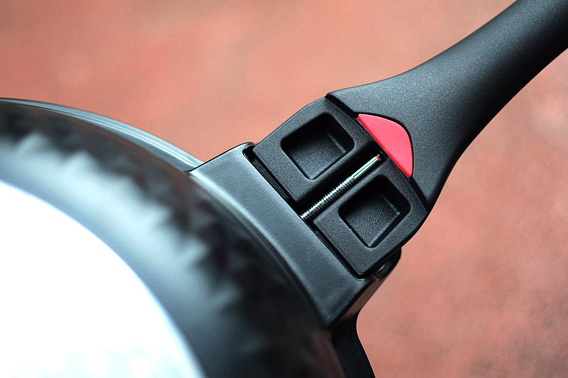 厨房空间开拓者---英国帝伯朗不粘锅，享受生活中美食的冲击