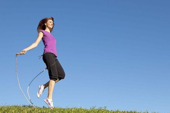 跳绳为何一直都备受欢迎？有氧运动的王牌动作，要从小练起