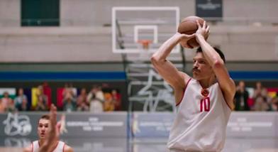 打篮球时手指戳到球了该怎么办,手指被篮球戳了怎么一直疼