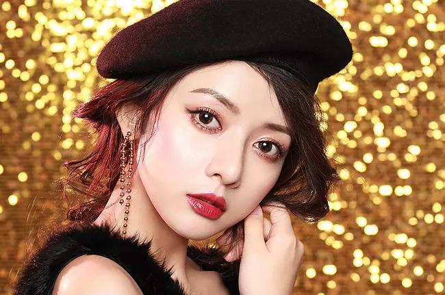 职场女无框眼镜,女白领上班时找隐形眼镜