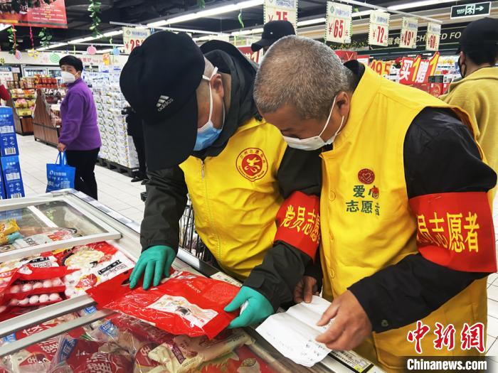 兰州银发志愿者乐当“代购”：日行4万步，为隔离户解“宅”忧